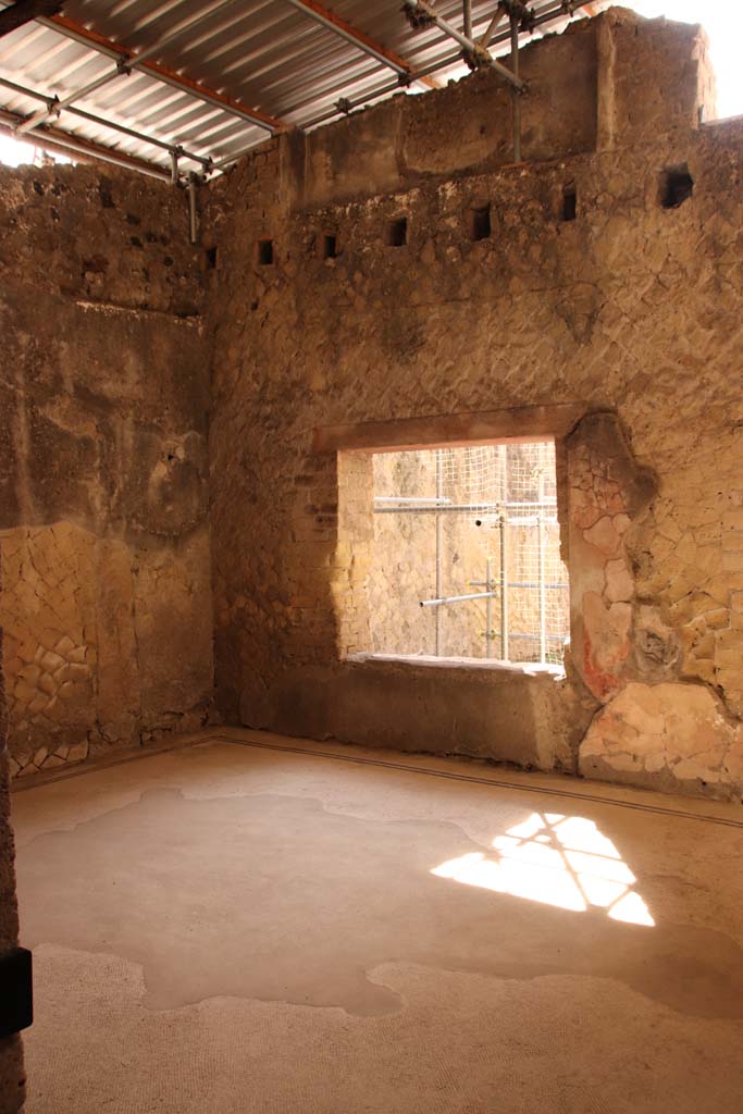 V.15 Herculaneum, October 2020.
Looking through doorway towards south wall with window, in triclinium in south-east corner of atrium.
Photo courtesy of Klaus Heese.